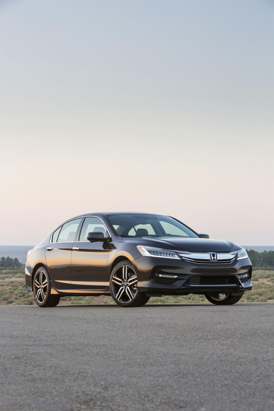  Honda Accord Touring 2016 года  (US) (фото 24 из 33)